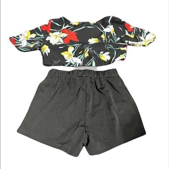 Tropical Flower Twist Front Crop Top & Matching Shorts With Ribbon Tie At Waist - Picture 2 of 3